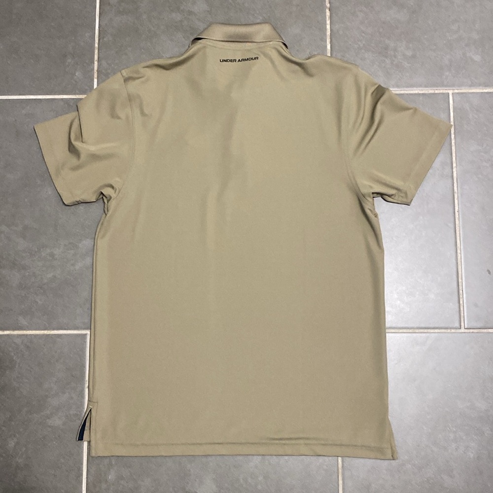 Under Armour loose fit HeatGear polo. Size Medium - Picture 5 of 6